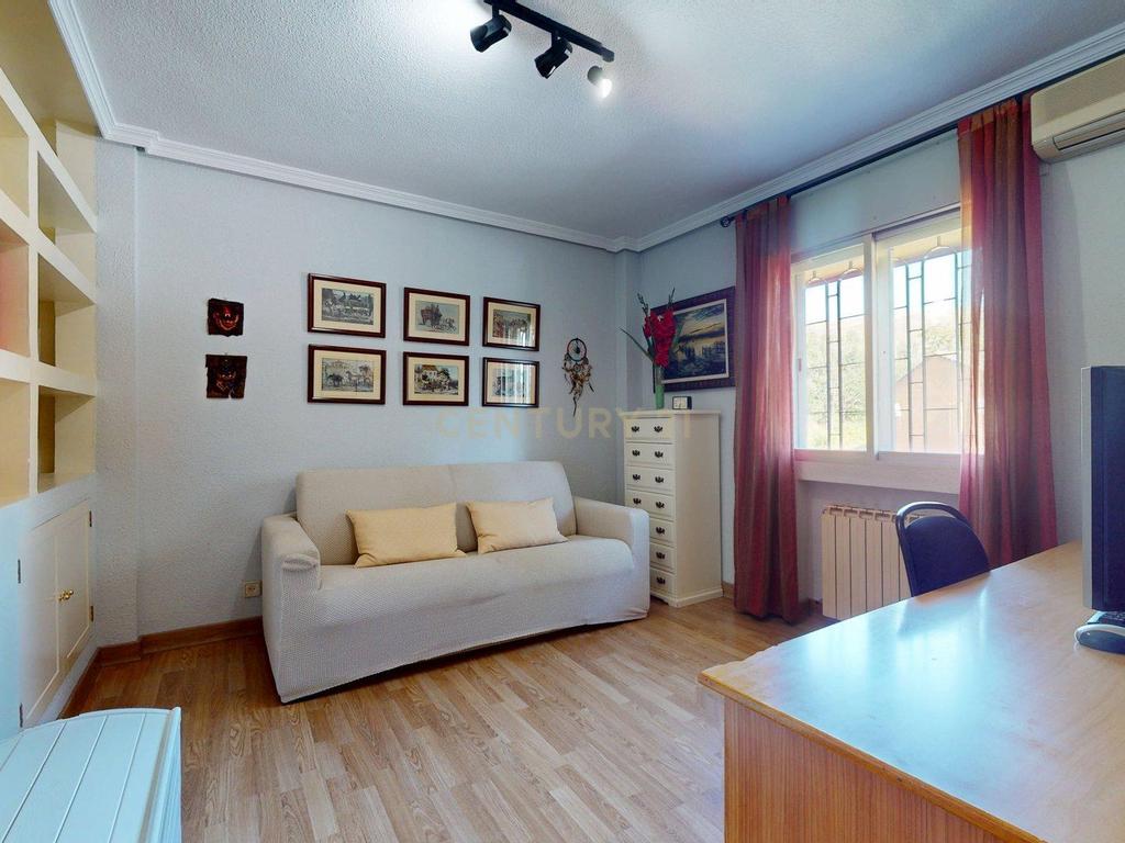 Apartamento Espaçoso com Vista para a Cidade e Montanha em Madrid - Image 35