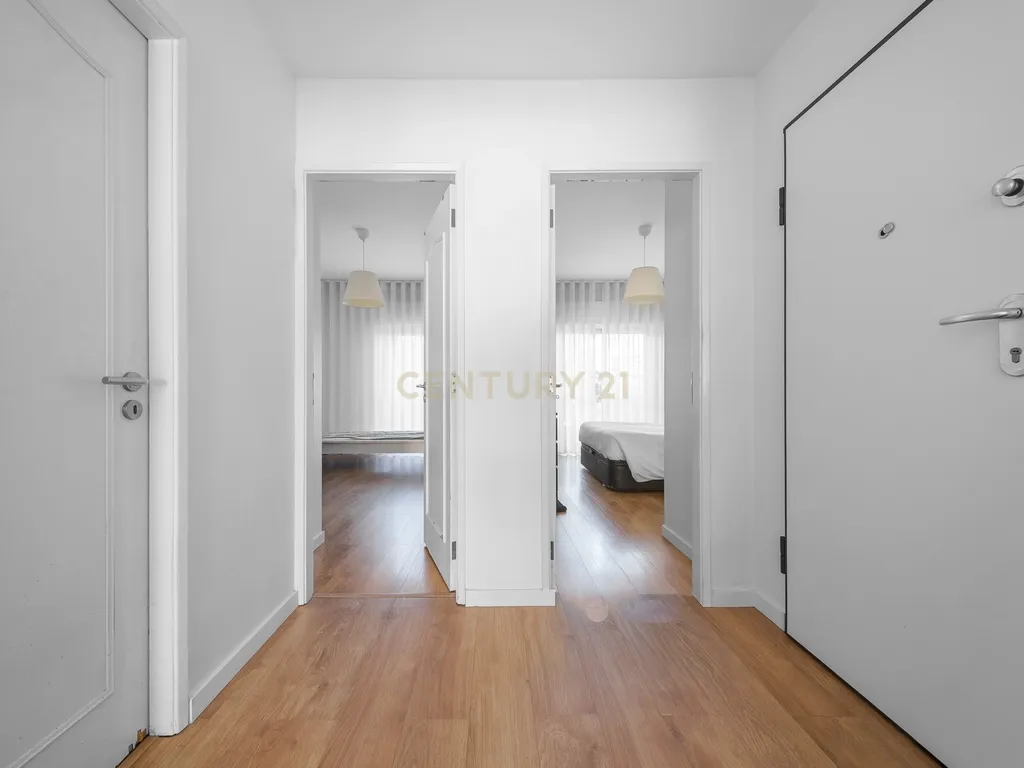 Apartamento T2 Renovado com Varanda e Arrecadação em São João da Talha - Image 8