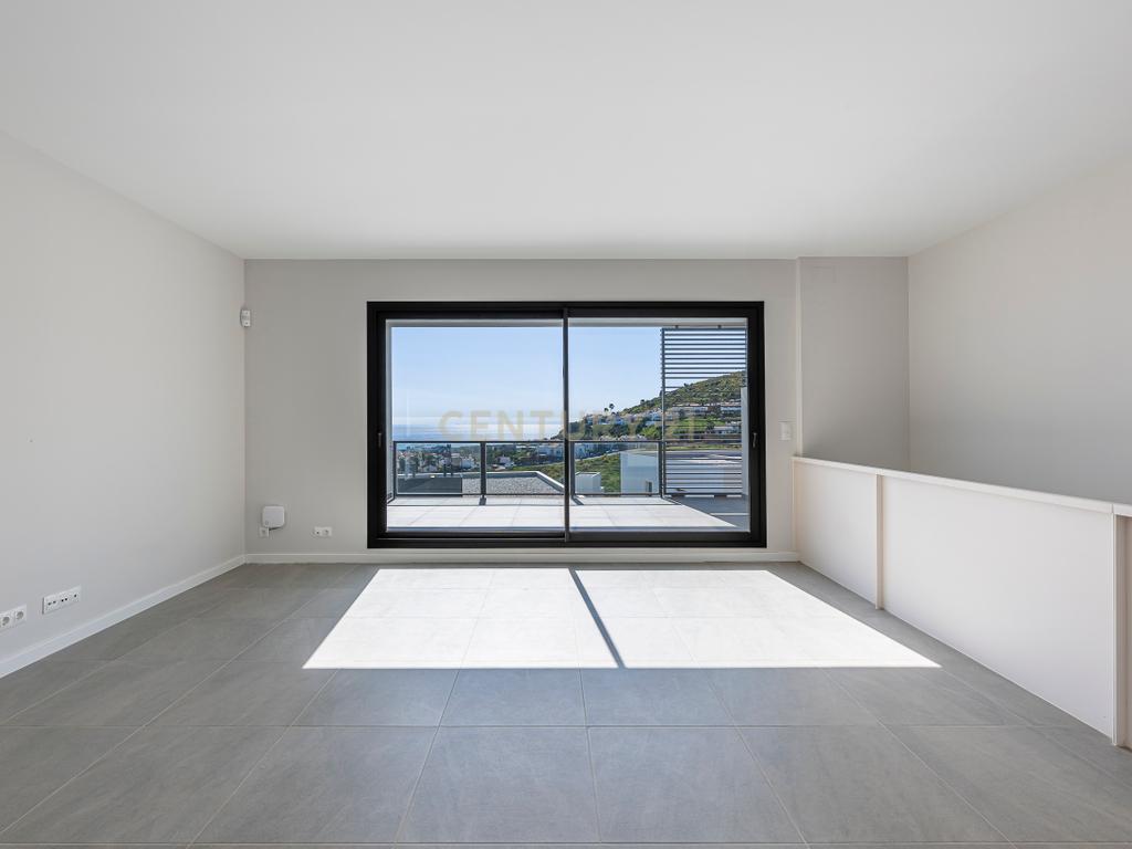 Moradia geminada nova para venda (2024) – Onde o mar, a luz e a tranquilidade se tornam o seu estilo de vida No coração da Costa del Sol, onde o azul do mar se funde com o céu e a brisa marítima o acaricia todas as manhãs, encontrará quatro espetaculares moradias geminadas novas, construídas em 2024, concebidas para aqueles que sonham em viver num ambiente privilegiado. Cada casa foi projetada para cativá-lo desde o primeiro momento. As suas vistas deslumbrantes para o mar acompanham cada momento do dia, enchendo os espaços de luz, serenidade e beleza natural. Aqui, cada nascer do sol torna-se um espetáculo e cada pôr do sol um momento para recordar. As casas têm três quartos espaçosos e três casas de banho, com espaços luminosos e cuidadosamente projetados para oferecer conforto, privacidade e bem-estar. Tudo é novo, com um estilo moderno que combina elegância, funcionalidade e harmonia com o ambiente mediterrâneo. Para aqueles que procuram algo ainda mais exclusivo, existe a opção de combinar duas propriedades, criando uma casa verdadeiramente única com até 6 quartos, ideal para famílias numerosas, receber convidados ou para aqueles que desejam espaço sem sacrificar o conforto. Venda de casa geminada nova construída em (2024) – Onde o mar, a luz e a tranquilidade se tornam o seu estilo de vida - Image 28