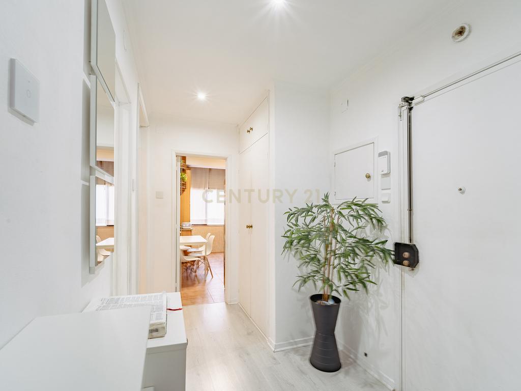 Apartamento semi-Renovado T2 em Seixal, Setúbal - 270.000€ - Image 1