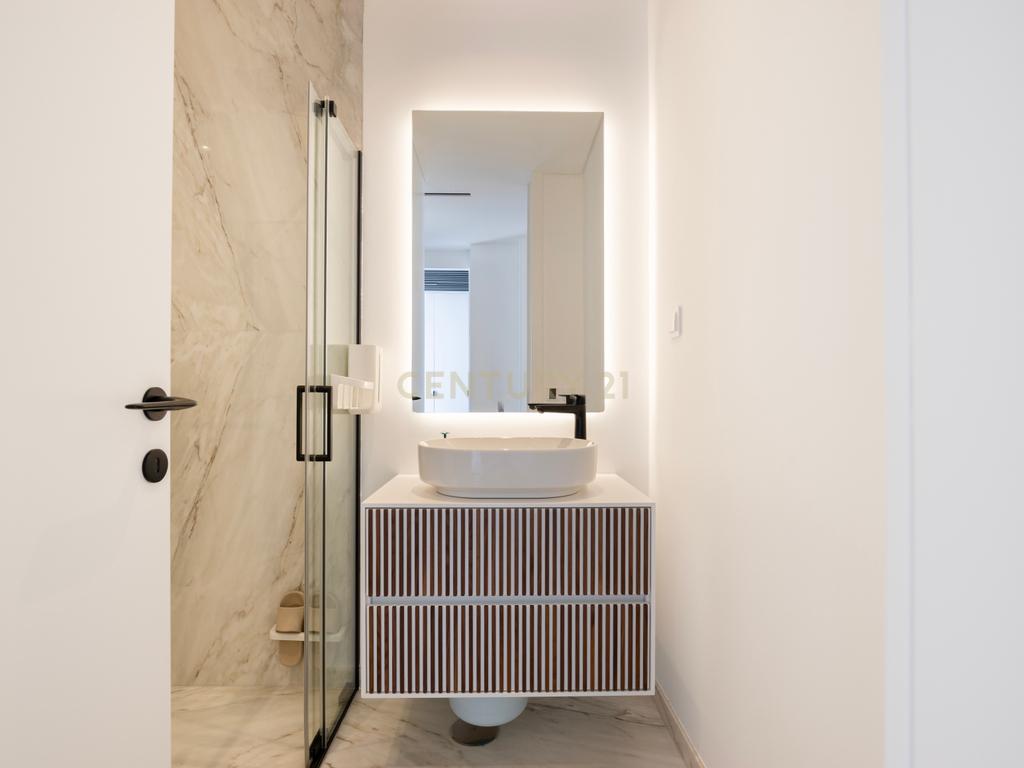 Moradia T5+1 Luxuosa no Estoril - Image 14