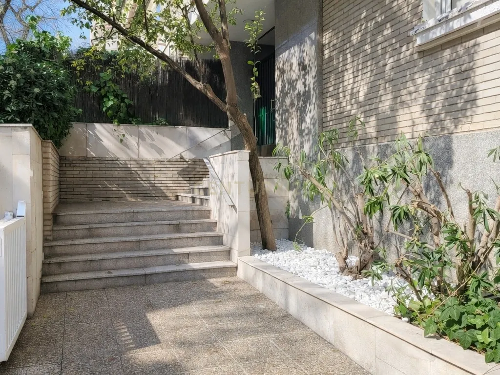 EXCLUSIVO APARTAMENTO EM URBANIZAÇÃO COM JARDIM E PISCINA - Image 32