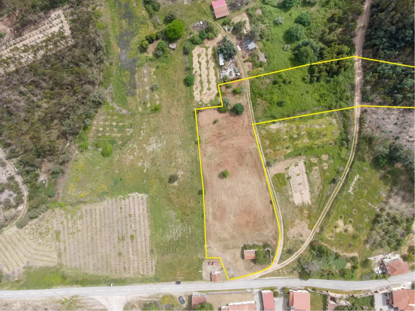 Fotografia 7 de Terreno com furo de água e duas pequenas edificações em ruina para reabilitar