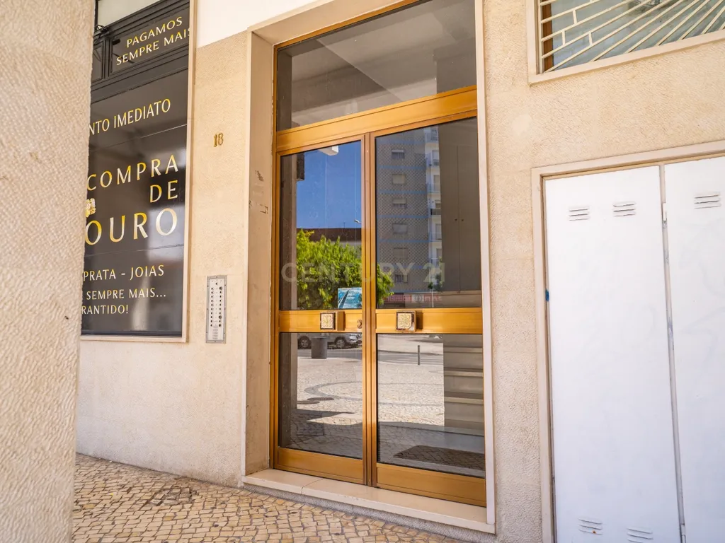 Apartamento T3 Totalmente Renovado | Centro de Caldas da Rainha - Image 2
