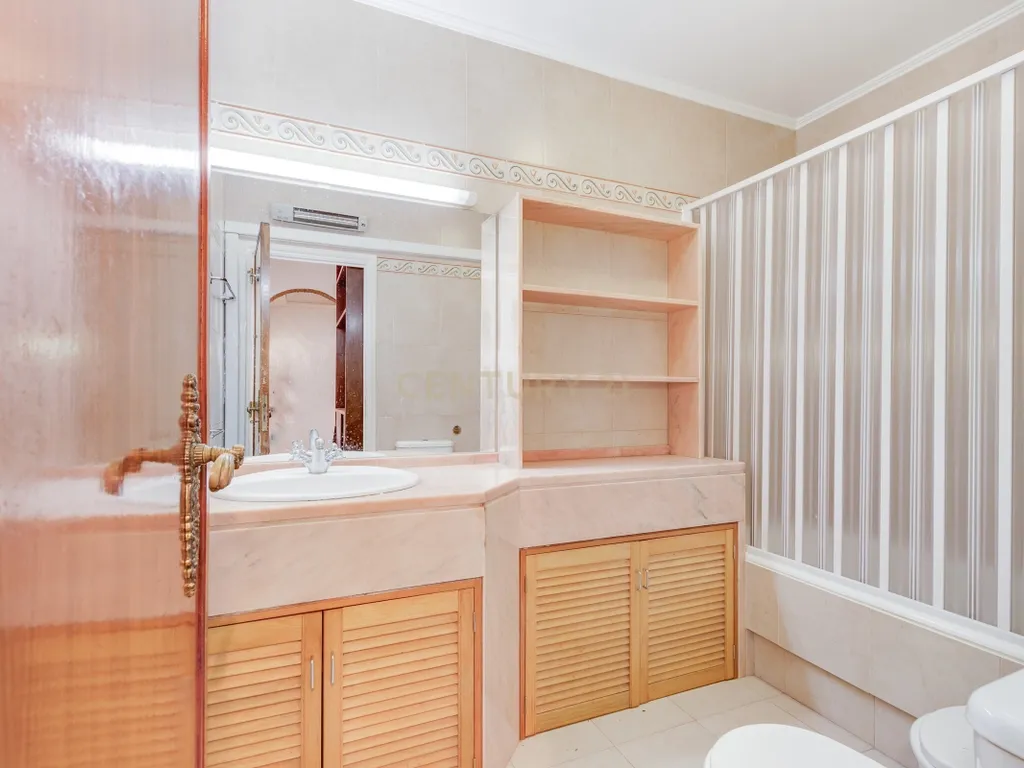 Apartamento T4 com Boas Áreas - Prt Av. Cidade Lourenço Marques - Olivais - Image 6