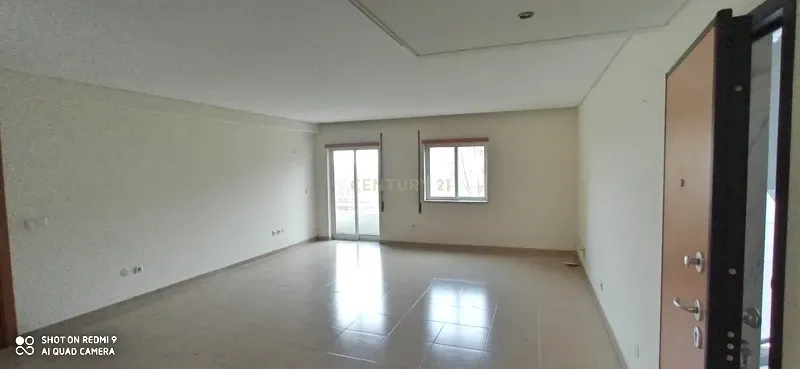 Apartamento T2 com arrecadação e lugar de garagem no Montijo. - Image 3