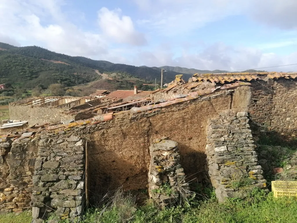 Moradia antiga com vários anexos para recuperação em Ribeira de Odelouca, São Barnabé. - Image 18