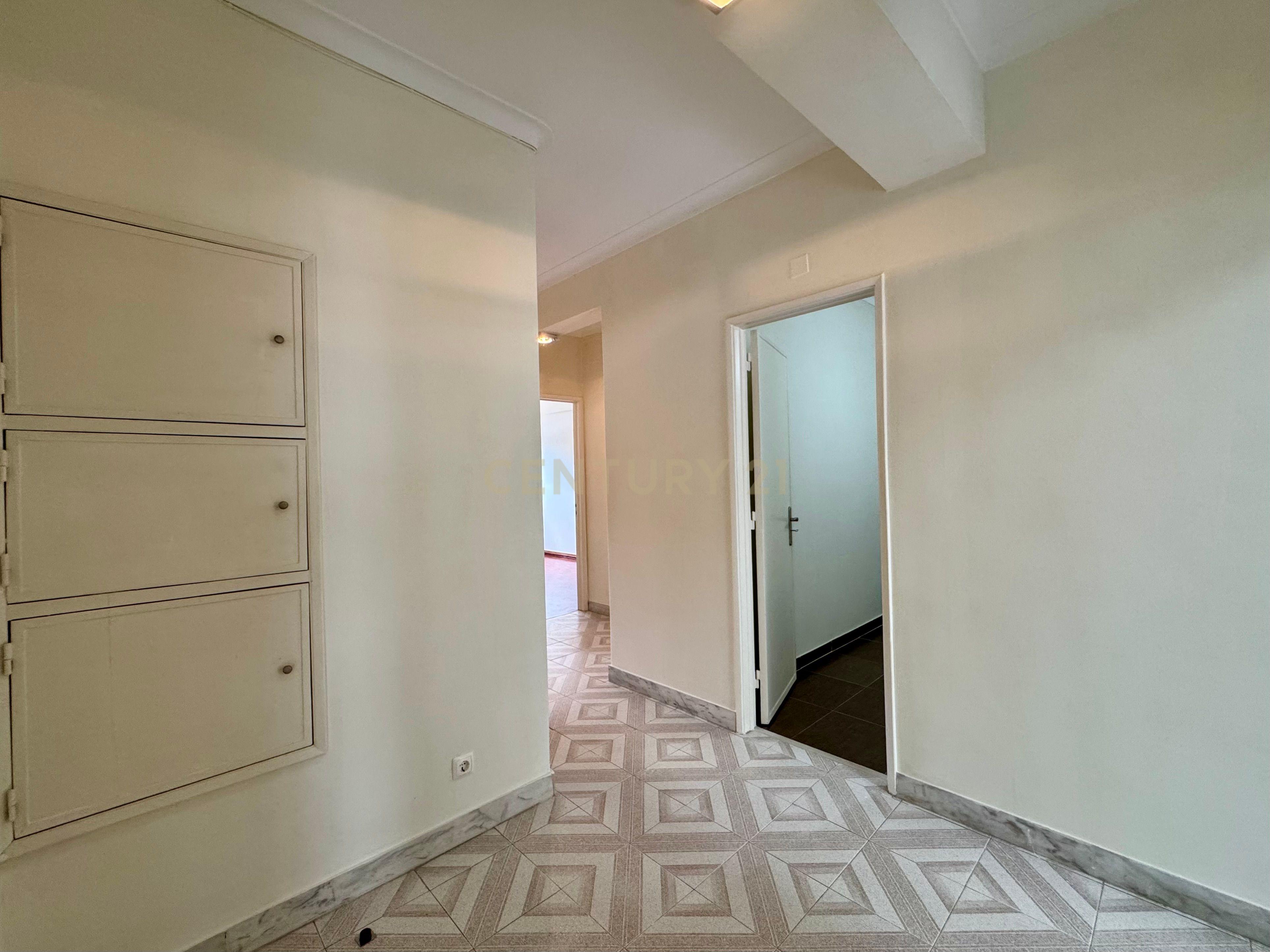Apartamento T3+1 Remodelado para Arrendamento – Centro de Santa Iria de Azóia - Image 6