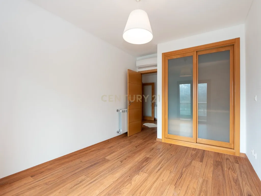 Apartamento de tipologia T3, com 2 varandas, 2 WC e box para 4 viaturas, situado no Jardim da Amoreira - Ramada em Odivelas. - Image 44