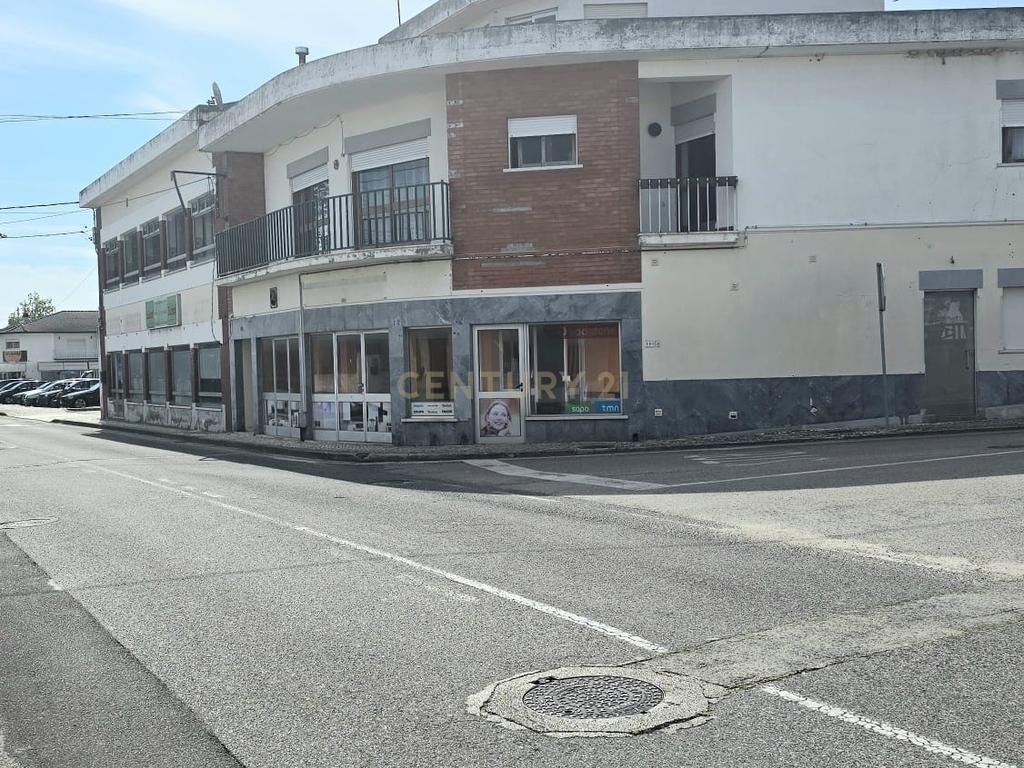 Moradia T3 + T1 + Espaço Comercial – Oportunidade Única no Centro da Vieira de Leiria - Image 3