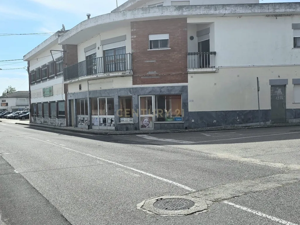 Moradia T3 + T1 + Espaço Comercial – Oportunidade Única no Centro da Vieira de Leiria - Image 3