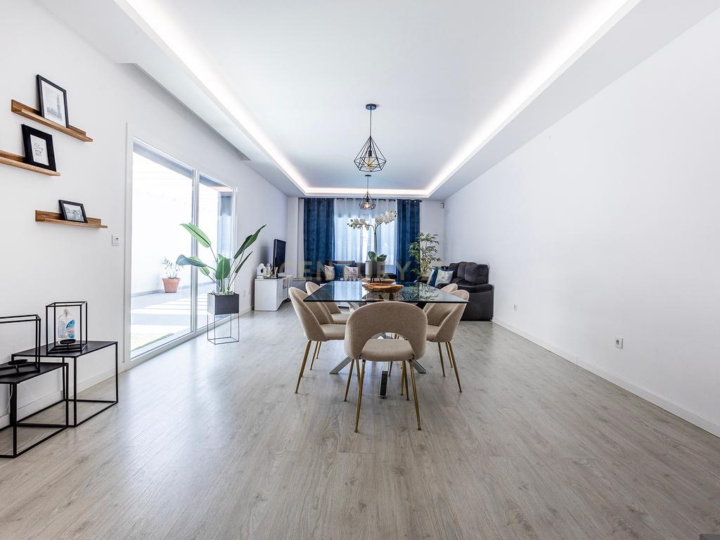 Moradia Contemporânea com Piscina a 5 minutos das praias da Costa da Caparica - Image 5