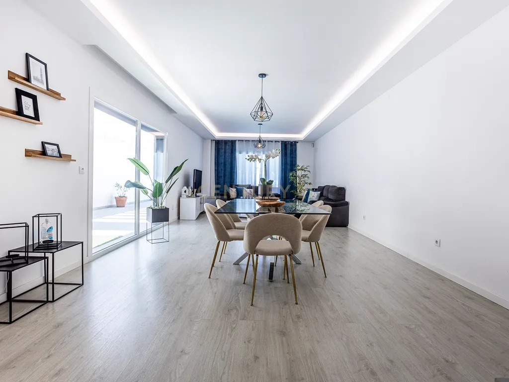 Moradia Contemporânea com Piscina a 5 minutos das praias da Costa da Caparica - Image 5