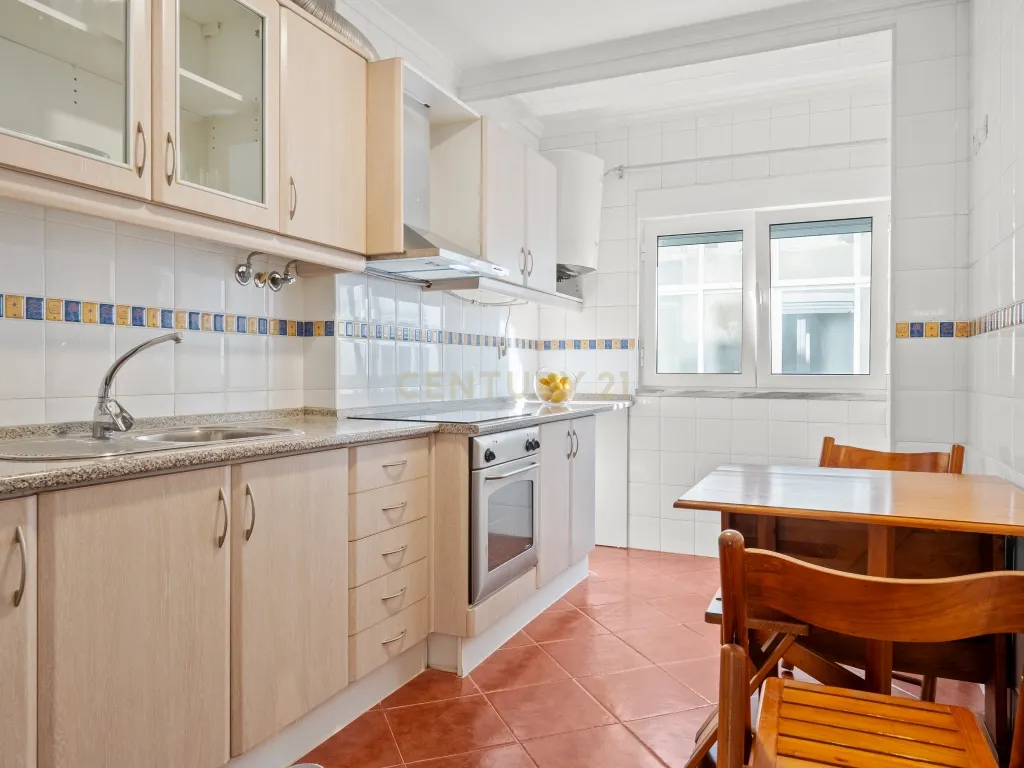 Apartamento T1 central com varanda em Baixa da Banheira - Image 1