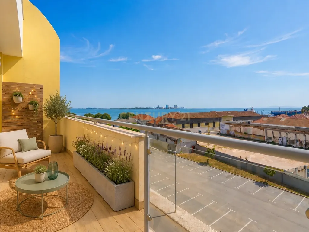 Apartamento T3 com Vista Rio, Varanda e Lugar de Parqueamento, na Saboaria, em Setúbal - Image 1