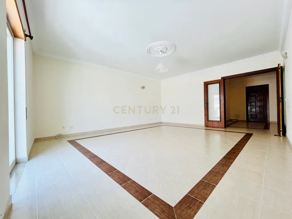 Apartamento T3 na Baixa de Olhão – Localização privilegiada junto à Praça da Floripes e Mercados Municipais - Image 6