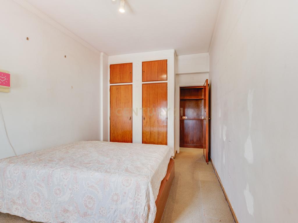 Apartamento T4 com Boas Áreas - Prt Av. Cidade Lourenço Marques - Olivais - Image 4