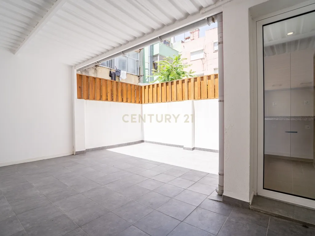 Apartamento Remodelado em Moscavide, Loures - 2 Quartos com Terraço - Image 2