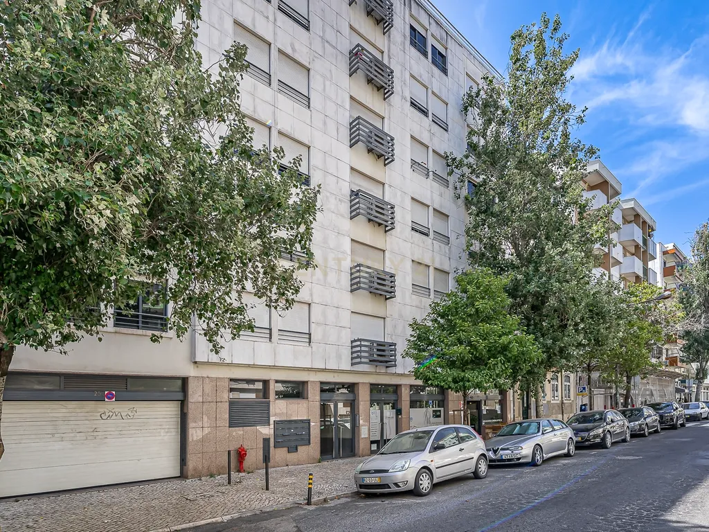T2 com Suíte, Garagem e Arrecadação na Estefânia - Image 19