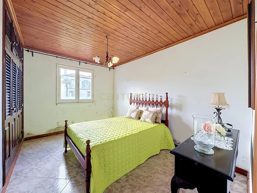 Moradia T3+1 térrea com garagem, jardim e amplo terreno — Aflitos, Fenais da Luz - Image 20