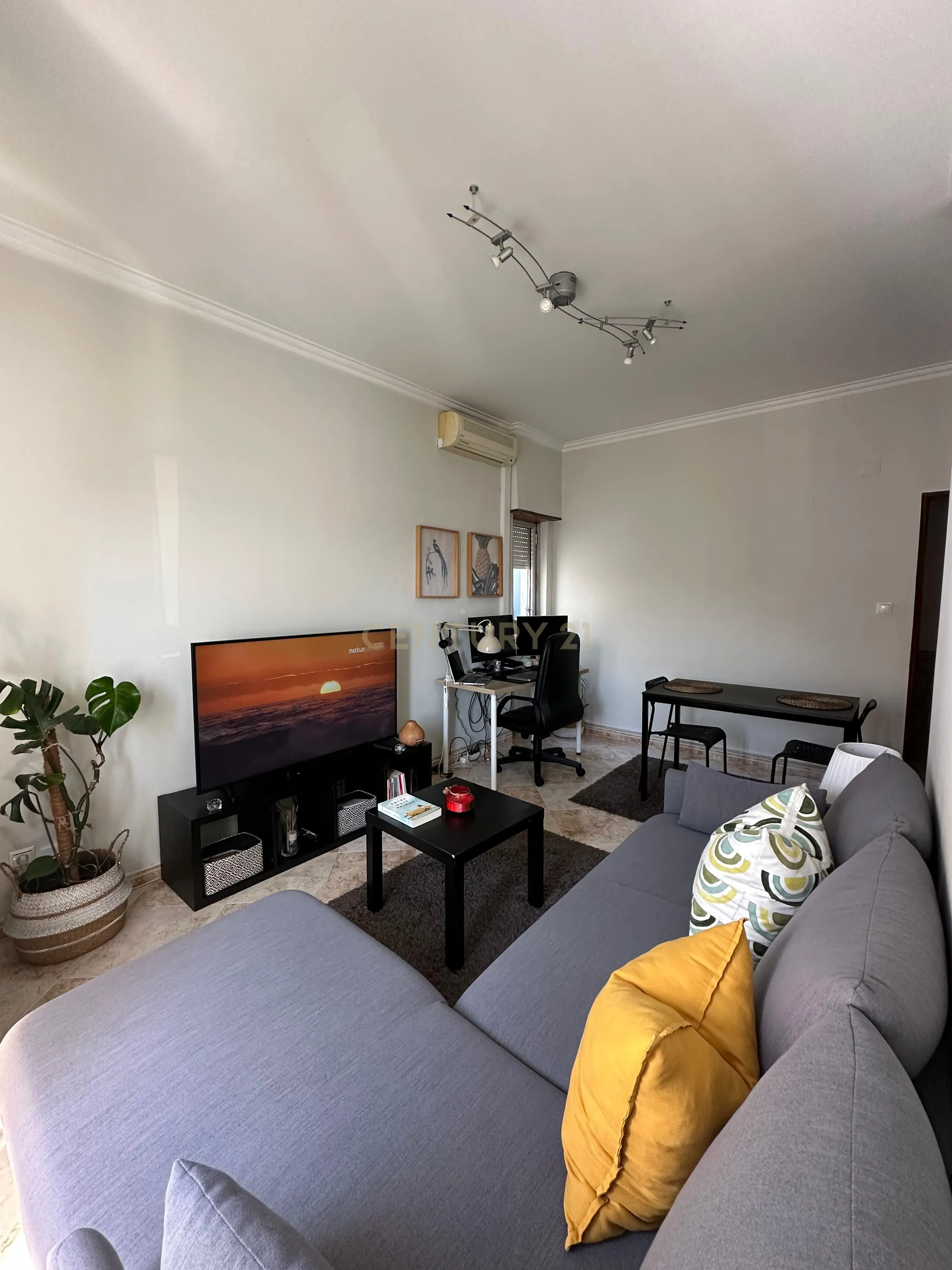 Apartamento T2 com Vista Privilegiada em Amadora - 250.000€ - Image 2