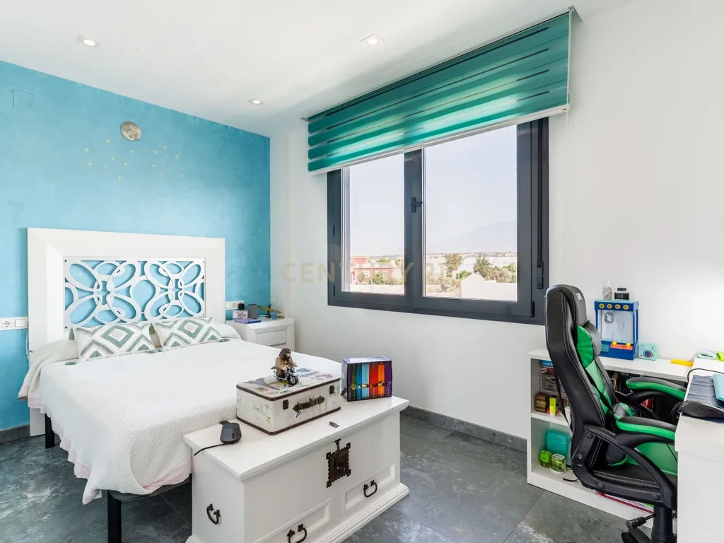 Luxuosa Moradia T4 com Vista Mar e Piscina em Almería - Image 51