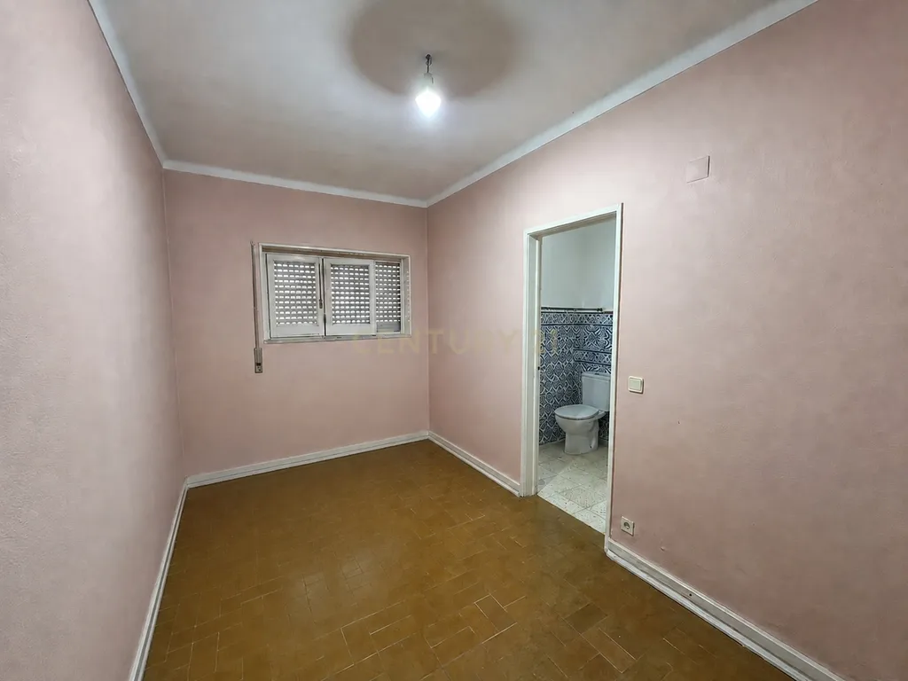Moradia Isolada T5 de 300 m2 num lote de 900m2 - Image 15