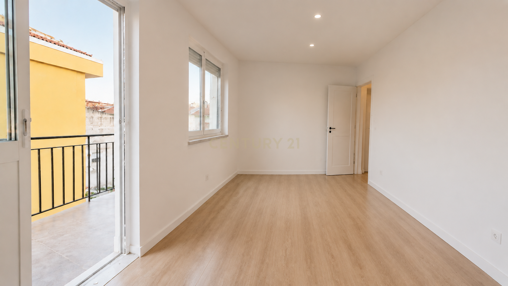 Fotografia 4 de T2 duplex, remodelado com 91 m², sotão e varanda em Pai do Vento, Cascais