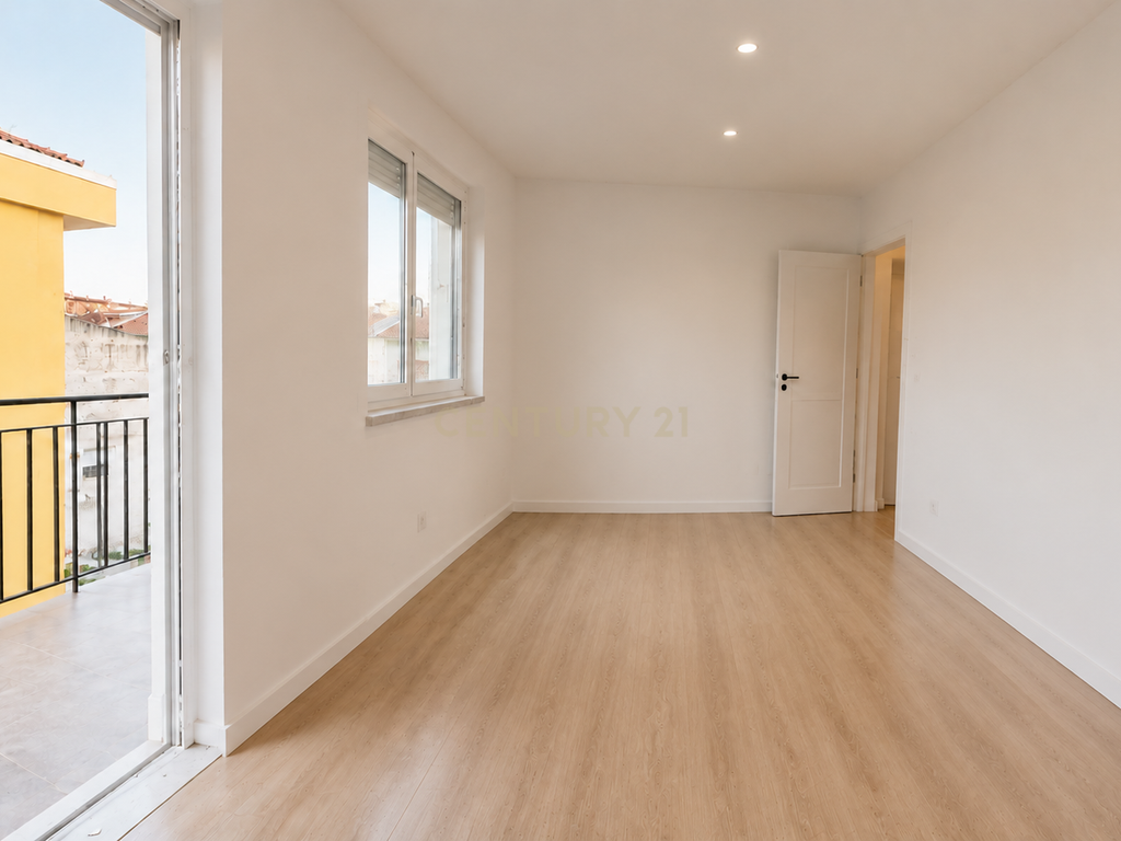 T2 duplex, remodelado com 91 m², sotão e varanda em Pai do Vento, Cascais - Image 4