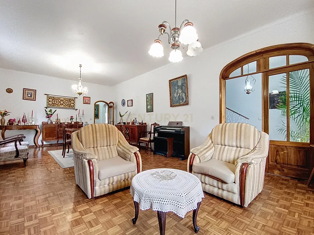 Casa Espetacular em Ponta Delgada com Jardim e Garagem - Image 2