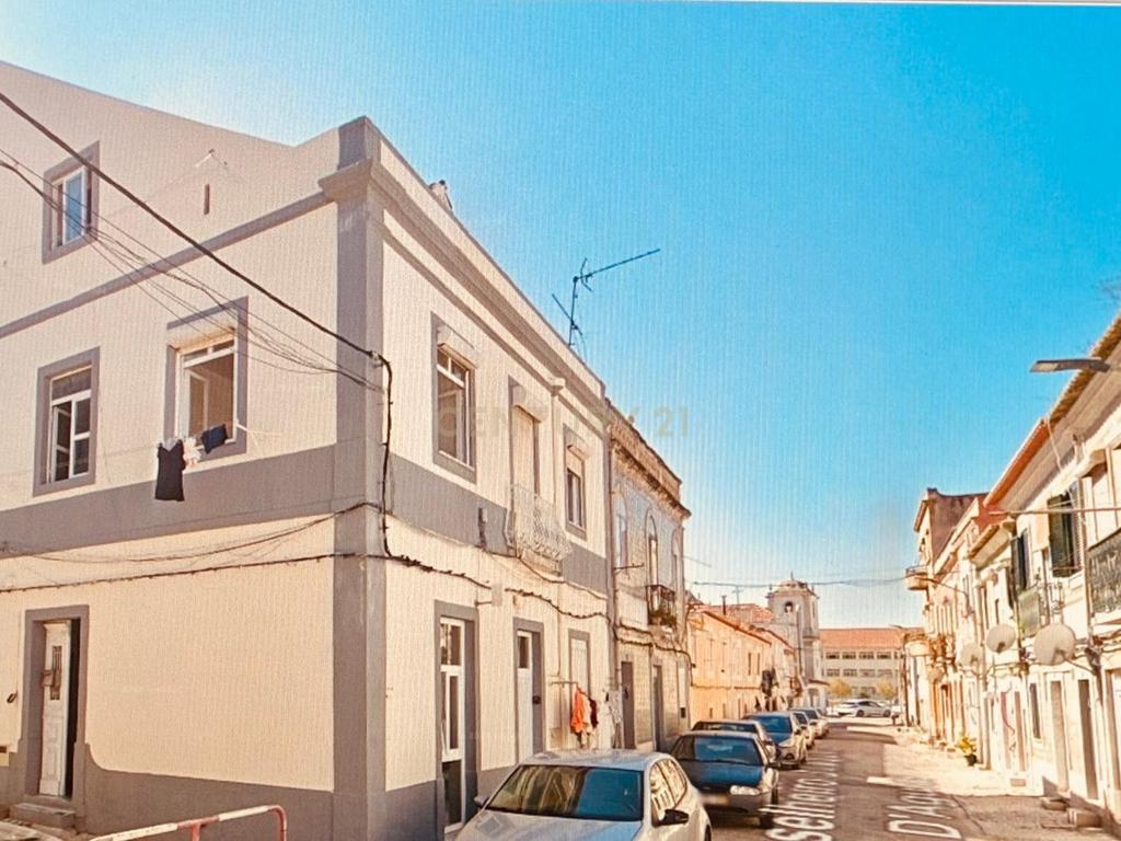 Oportunidade no Barreiro — T1 junto ao Rio remodelado - Image 1