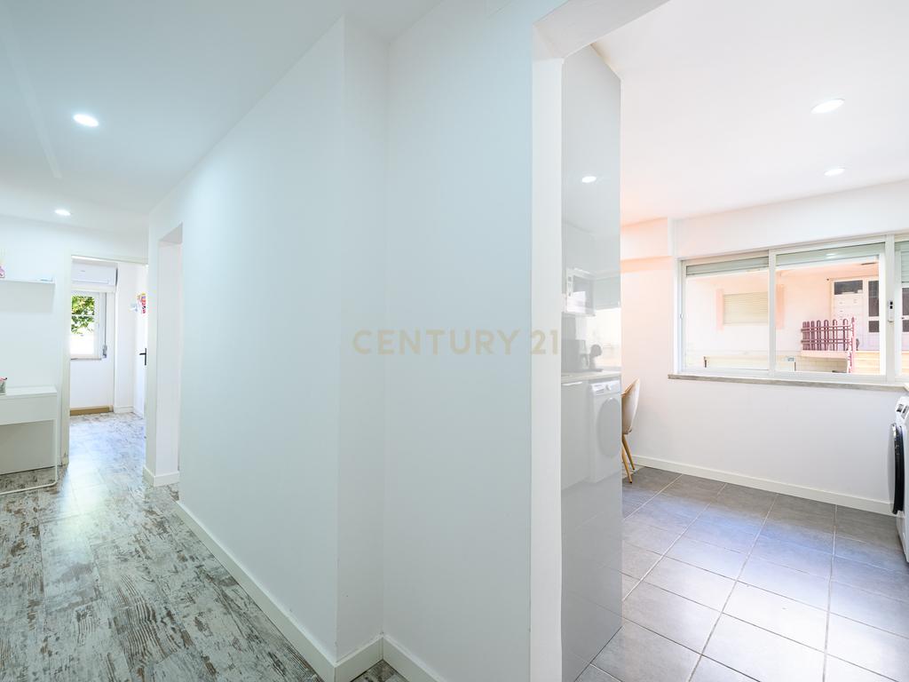 Apartamento T2 Remodelado | Charneca de Caparica - Image 12