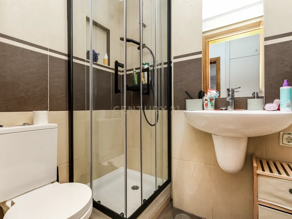 Apartamento T3 com lugar de garagem e arrecadação, situado em Benfica. - Image 10