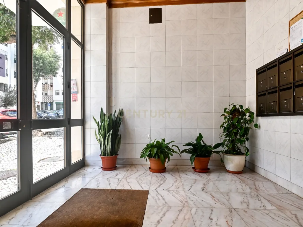 Apartamento T3 semi-remodelado, luminoso e pronto a habitar, na Rinchoa (Sintra). - Image 25