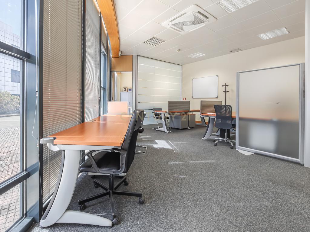Arrendamento de escritório com 2 salas de reuniões e sala comum | Arrecadação | 1 Parqueamento Beloura Office Park - Image 21