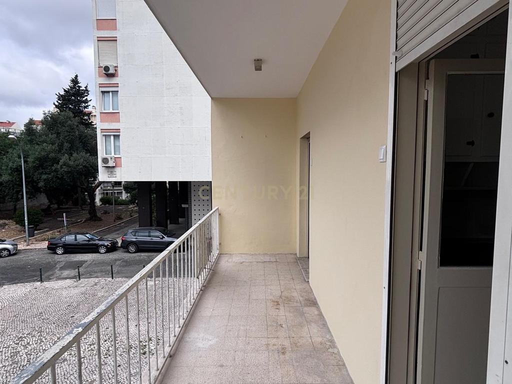 T3+1 Remodelado totalmente com excelentes áreas na carismática e tradicional zona da Estrela - Image 19
