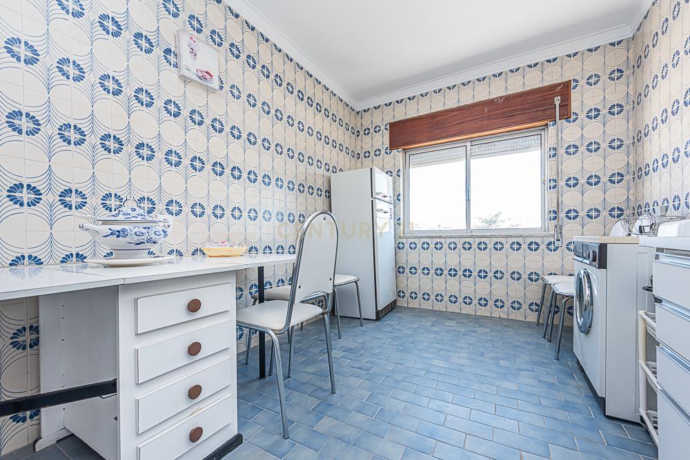 Apartamento T3 em bom estado de conservação com áreas generosas, S. Sebastião, Setúbal - Image 7
