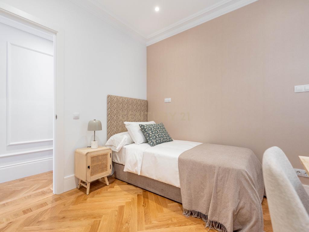 APARTAMENTO RENOVADO COM MOLDURAS E VARANDAS - Image 23