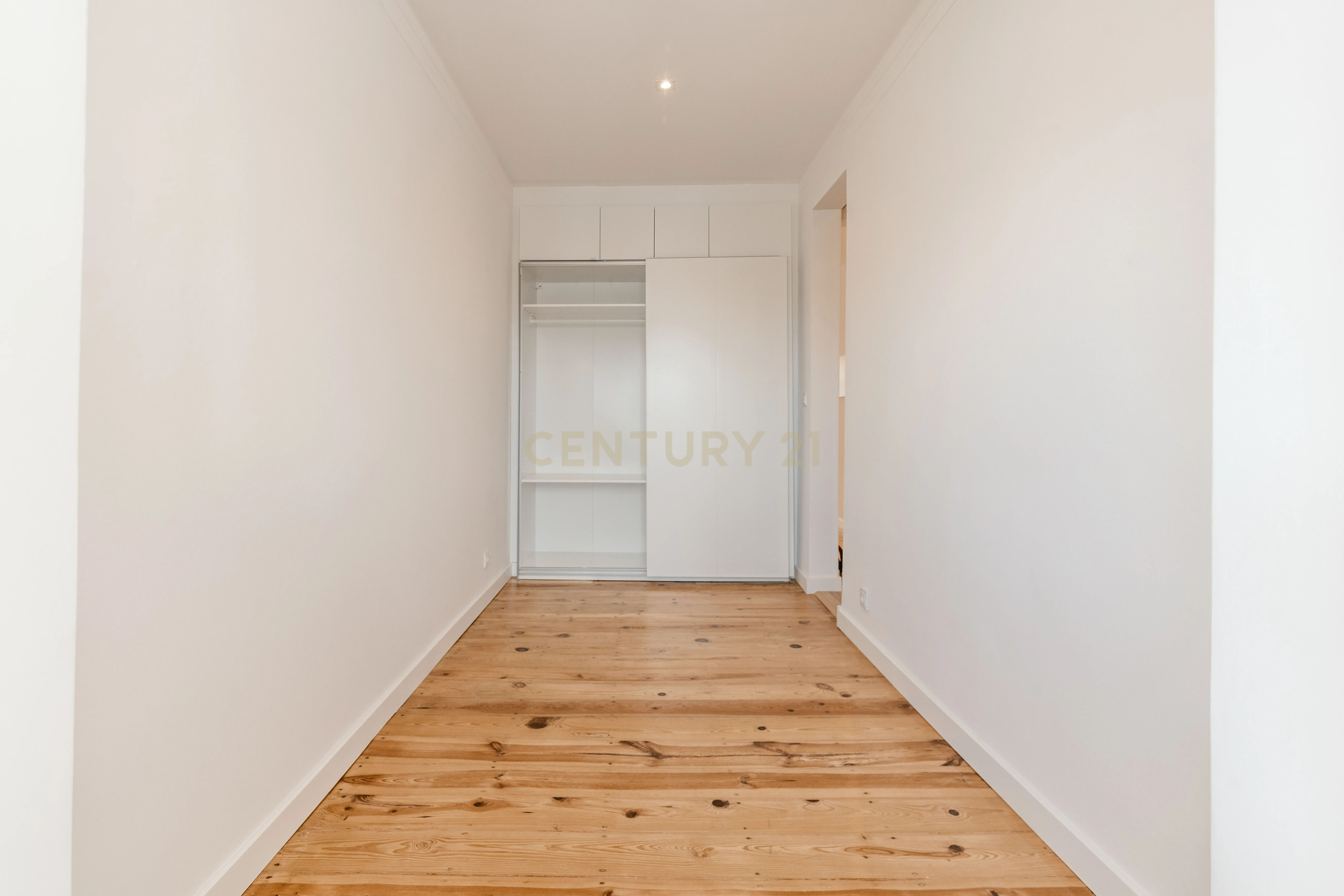 T1 Totalmente Remodelado em Campo de Ourique – Vista Deslumbrante e Charme Contemporâneo - Image 9
