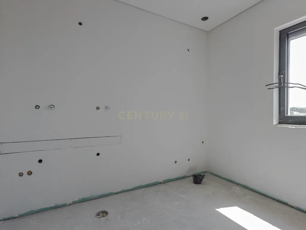 Apartamento T2+1(T3) último piso na cobertura com vista mar, com garagem dupla e arrumos o +1 com luz direta. - Image 5