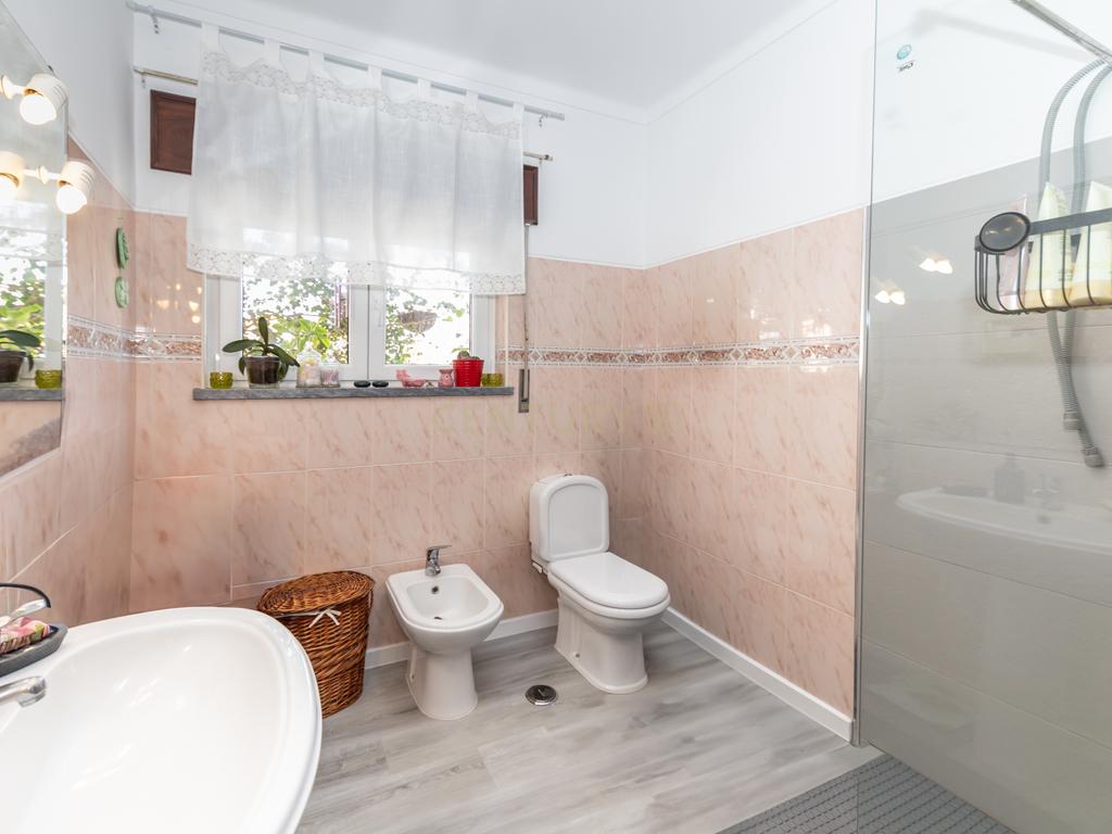 Moradia T5 no centro da Quinta do Conde – Espaço, Conforto e Localização Perfeita - Image 16
