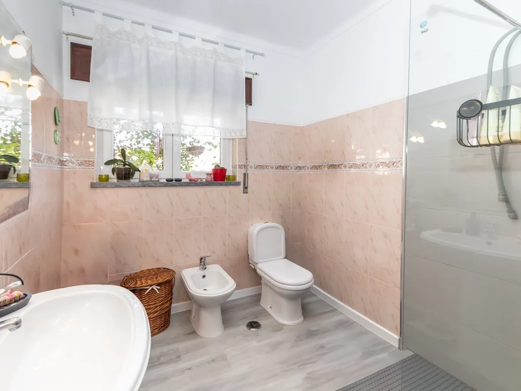 Moradia T5 no centro da Quinta do Conde – Espaço, Conforto e Localização Perfeita - Image 16