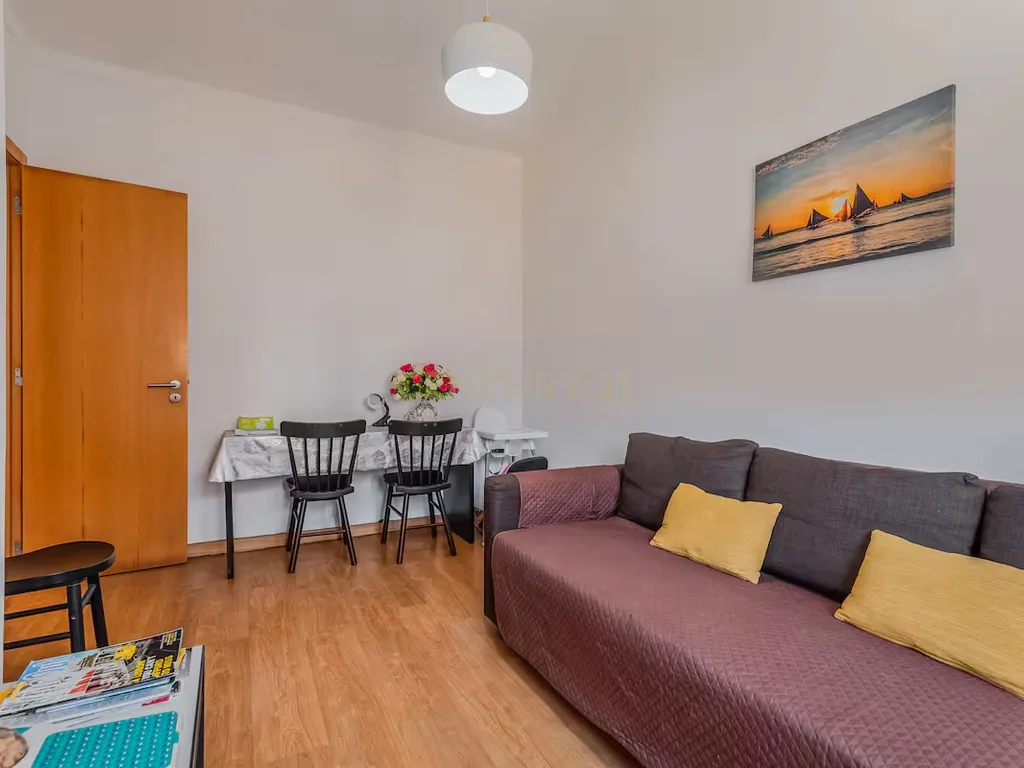 Apartamento T2 remodelado e mobilado no centro de Almada - Image 5