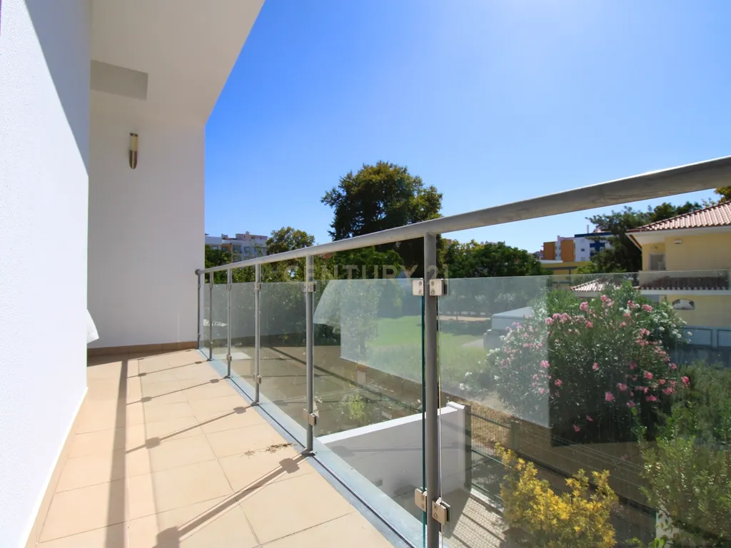 Moradia Contemporânea V3+1 Seixal - Image 42