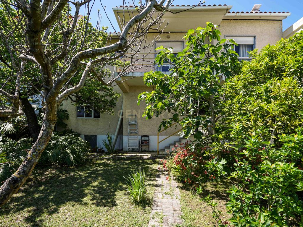  Moradia em Santa iria de Azoia com Vista Panorâmica e Jardim - Image 2