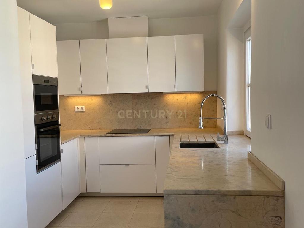 Apartamento T3 renovado para arrendamento na Avenida de Roma com elevador - Image 23