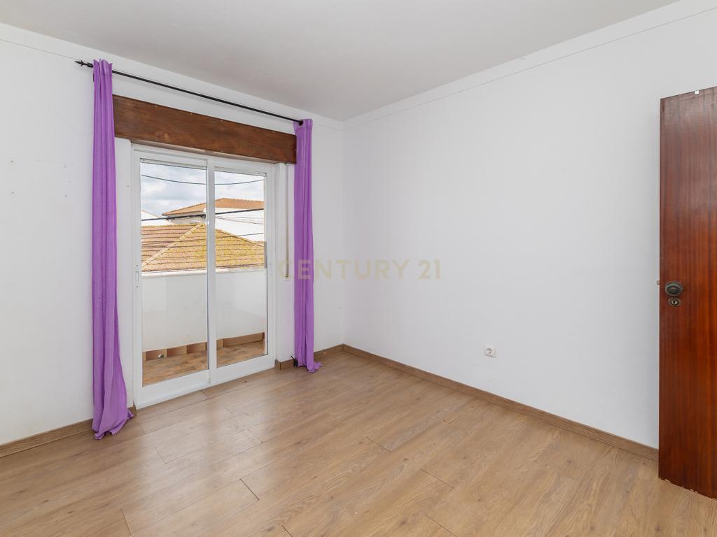 Moradia T3 na Quinta do Anjo com Vista Panorâmica e Garagem - Image 47