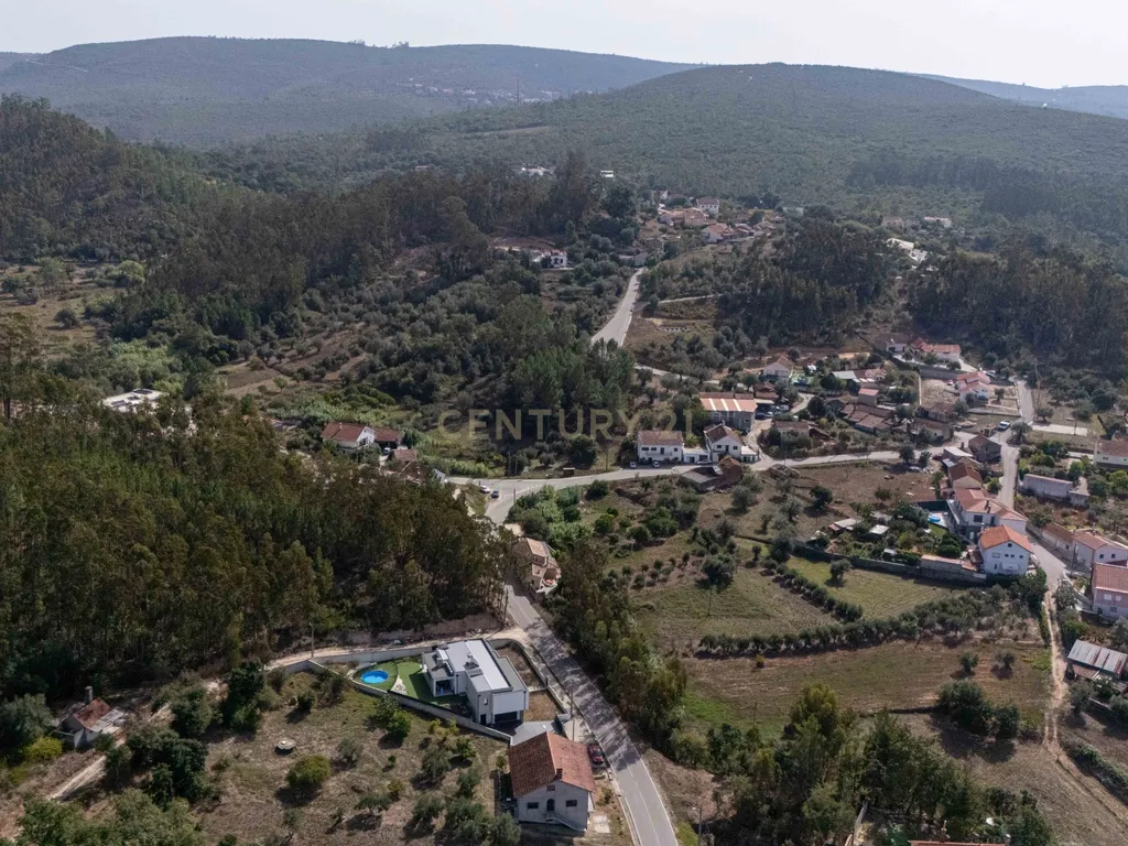 Moradia T4 semi-nova com Piscina, Garagem + Parcela de Terreno Rústico e Vista Serra | Salgueiro, Pombal - Image 65