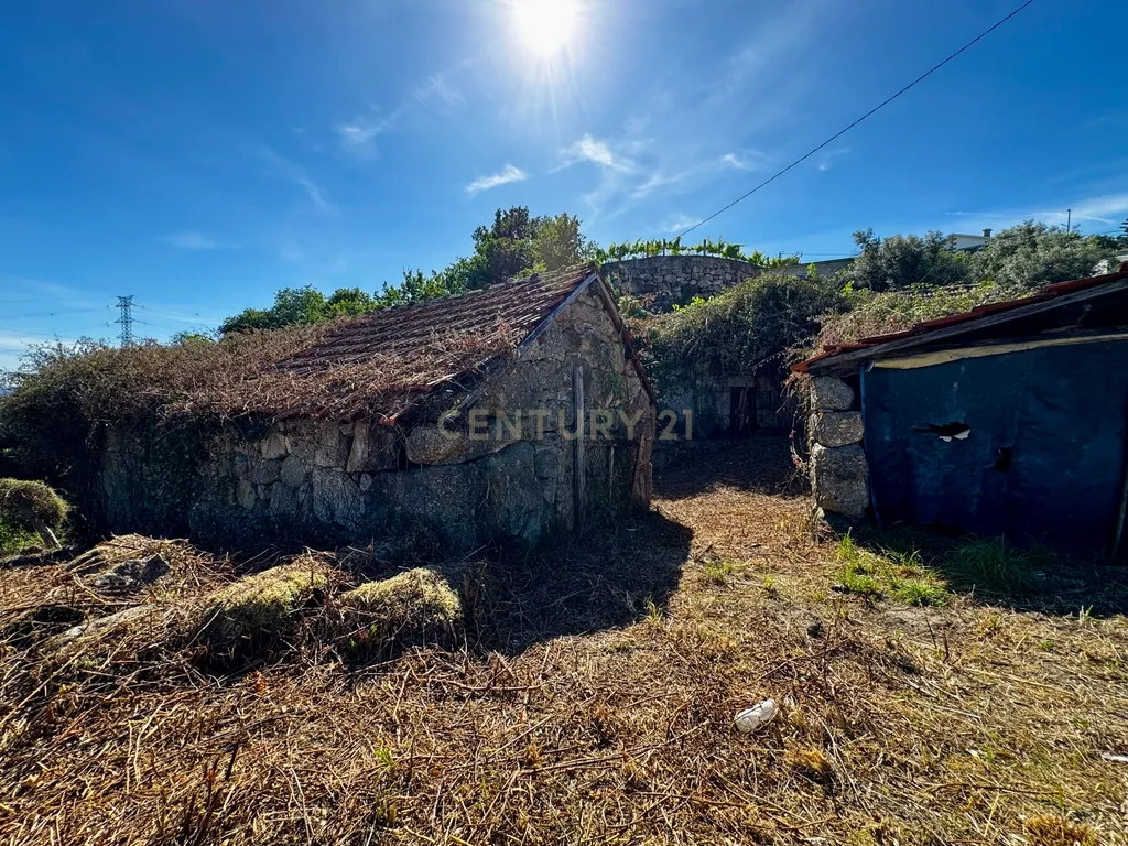 Moradias em ruína em Abragão - Image 1