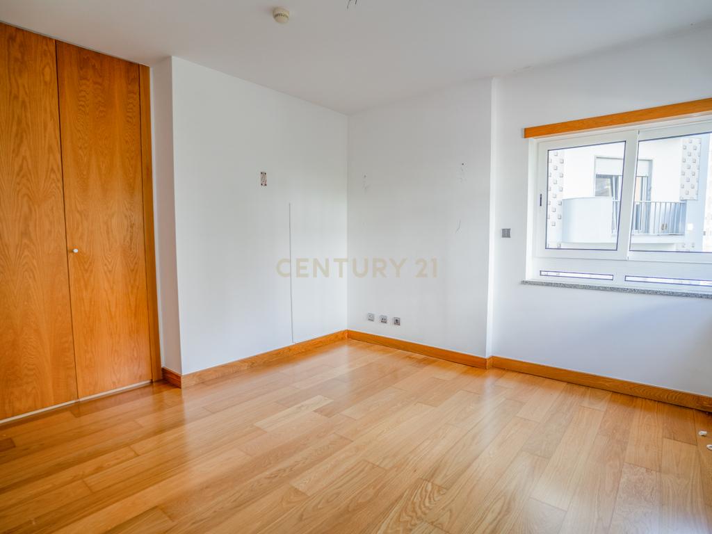 Apartamento T4 Premium com Terraço na Avenida da Independência - Image 32